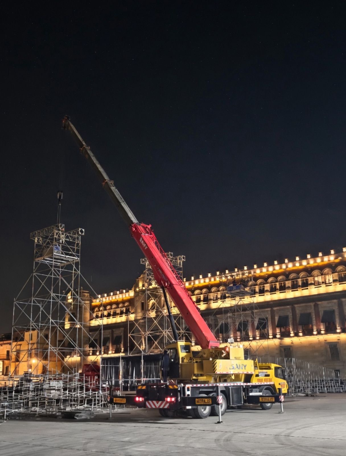 Grúa naranja en operación